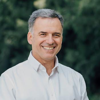 Uruguay vuelve a la izquierda; elige presidente a Yamandú Orsi.