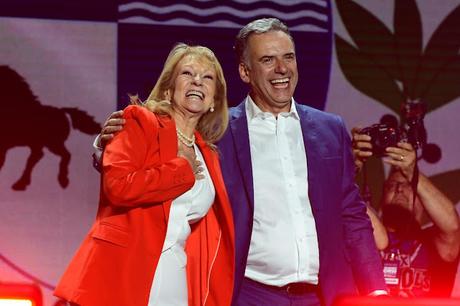 Uruguay vuelve a la izquierda; elige presidente a Yamandú Orsi.