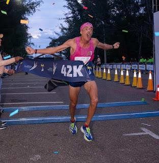 Un dominicano y una dominicana ganan primeros lugares en La Maratón de Santiago.