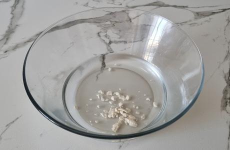 Pizza de pera queso gorgonzola jamón serrano y nueces con un toque de miel Pizza de pera queso gorgonzola jamón serrano y nueces con un toque de miel