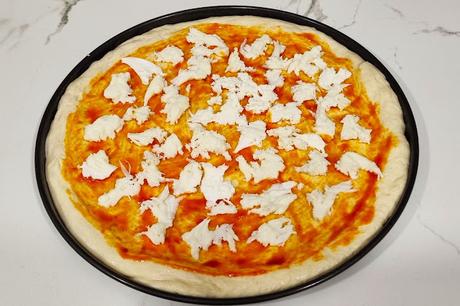 Pizza de pera queso gorgonzola jamón serrano y nueces con un toque de miel Pizza de pera queso gorgonzola jamón serrano y nueces con un toque de miel