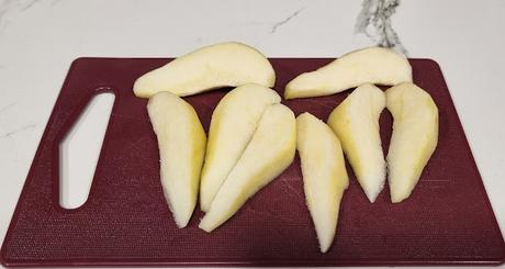 Pizza de pera queso gorgonzola jamón serrano y nueces con un toque de miel Pizza de pera queso gorgonzola jamón serrano y nueces con un toque de miel