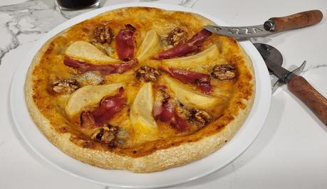 Pizza de pera queso gorgonzola jamón serrano y nueces con un toque de miel Pizza de pera queso gorgonzola jamón serrano y nueces con un toque de miel