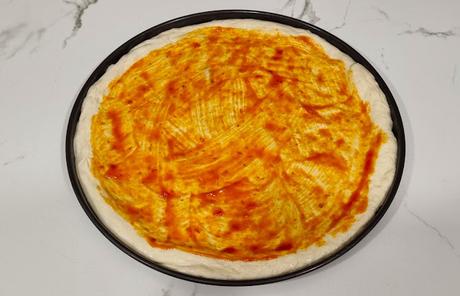 Pizza de pera queso gorgonzola jamón serrano y nueces con un toque de miel Pizza de pera queso gorgonzola jamón serrano y nueces con un toque de miel