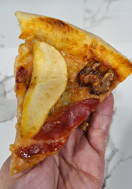 Pizza de pera queso gorgonzola jamón serrano y nueces con un toque de miel Pizza de pera queso gorgonzola jamón serrano y nueces con un toque de miel