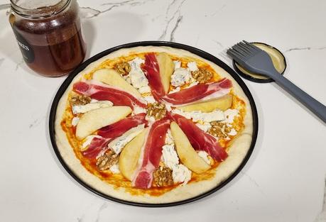 Pizza de pera queso gorgonzola jamón serrano y nueces con un toque de miel Pizza de pera queso gorgonzola jamón serrano y nueces con un toque de miel