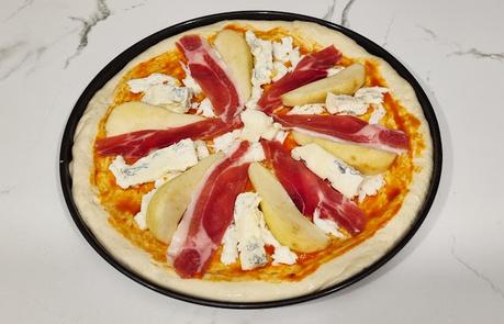 Pizza de pera queso gorgonzola jamón serrano y nueces con un toque de miel Pizza de pera queso gorgonzola jamón serrano y nueces con un toque de miel