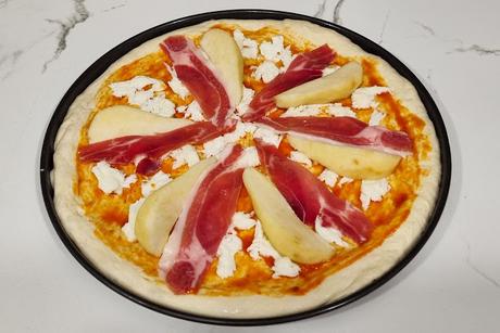 Pizza de pera queso gorgonzola jamón serrano y nueces con un toque de miel Pizza de pera queso gorgonzola jamón serrano y nueces con un toque de miel