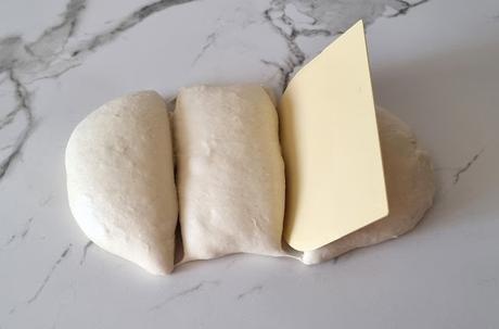 Pizza de pera queso gorgonzola jamón serrano y nueces con un toque de miel Pizza de pera queso gorgonzola jamón serrano y nueces con un toque de miel