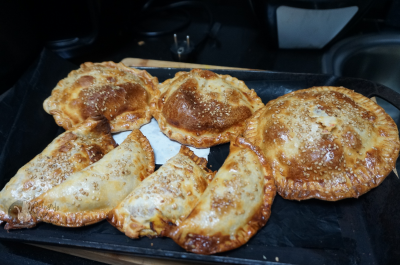 Empanadillas rellenas de fritada con bacalao