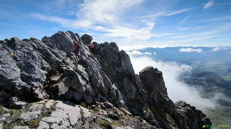 Saliendo de la cima de Peña Ubiña Pequeña