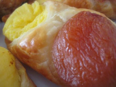 PAÑUELOS DE  HOJALDRE CON CREMA PASTELERA Y ALBARICOQUES