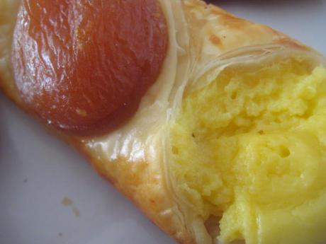 PAÑUELOS DE  HOJALDRE CON CREMA PASTELERA Y ALBARICOQUES