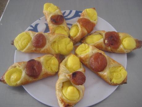 PAÑUELOS DE  HOJALDRE CON CREMA PASTELERA Y ALBARICOQUES