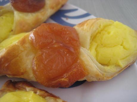 PAÑUELOS DE  HOJALDRE CON CREMA PASTELERA Y ALBARICOQUES