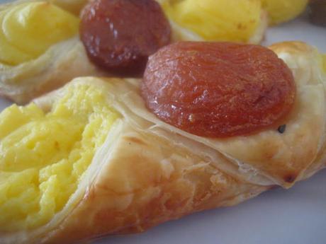 PAÑUELOS DE  HOJALDRE CON CREMA PASTELERA Y ALBARICOQUES