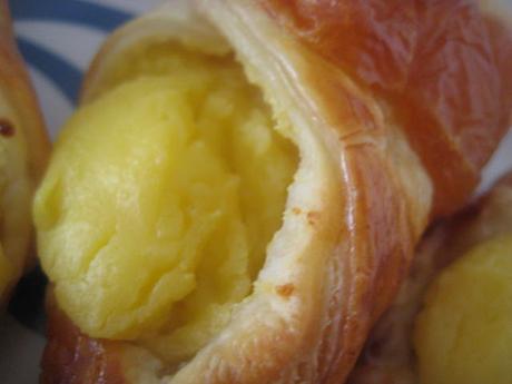 PAÑUELOS DE  HOJALDRE CON CREMA PASTELERA Y ALBARICOQUES