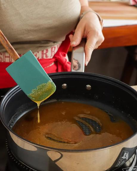 fundir azucar en sarten