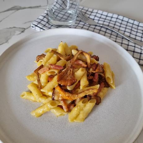 Macarrones a la carbonara con rebozuelos (setas)