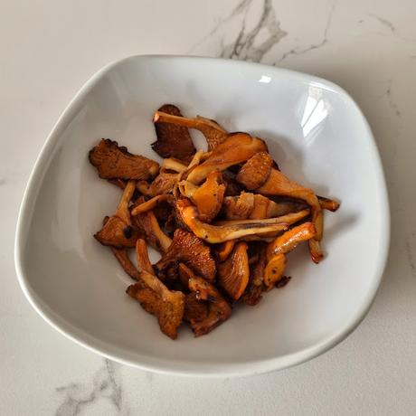 Macarrones a la carbonara con rebozuelos (setas)