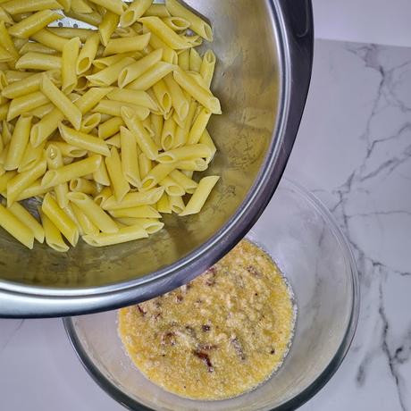 Macarrones a la carbonara con rebozuelos (setas)