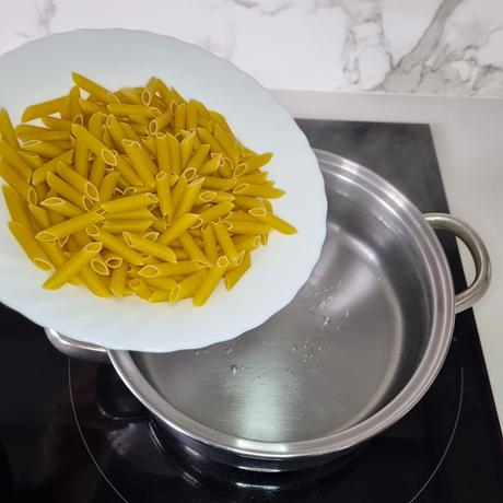 Macarrones a la carbonara con rebozuelos (setas)