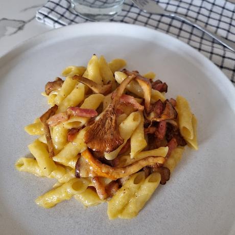 Macarrones a la carbonara con rebozuelos (setas)