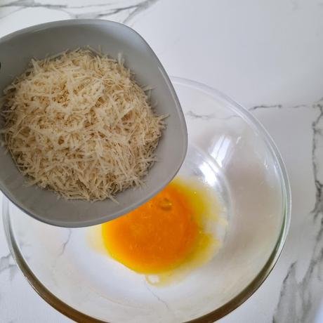 Macarrones a la carbonara con rebozuelos (setas)