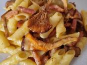 Macarrones carbonara rebozuelos (setas)