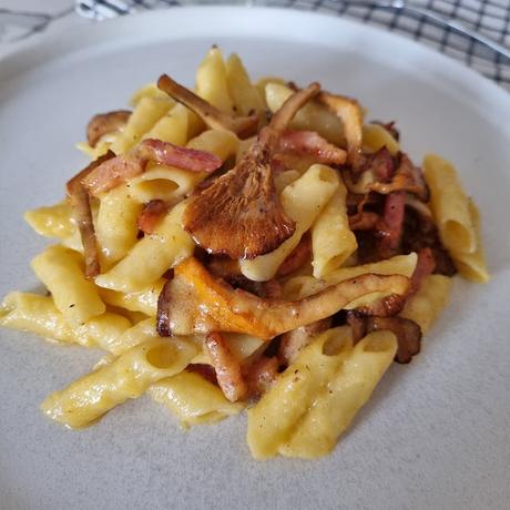 Macarrones a la carbonara con rebozuelos (setas)