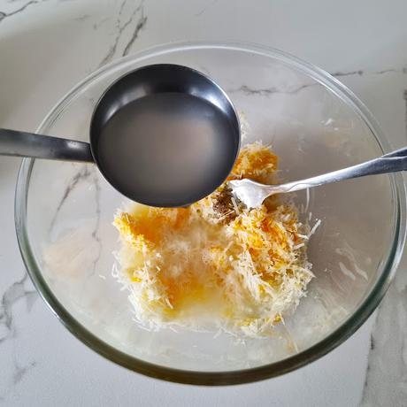 Macarrones a la carbonara con rebozuelos (setas)