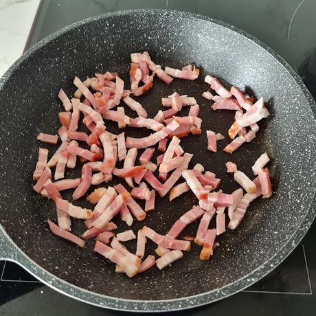 Macarrones a la carbonara con rebozuelos (setas)