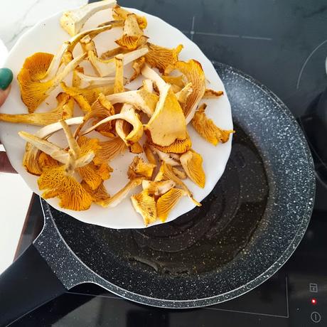 Macarrones a la carbonara con rebozuelos (setas)