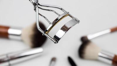Rizador y brochas de maquillaje