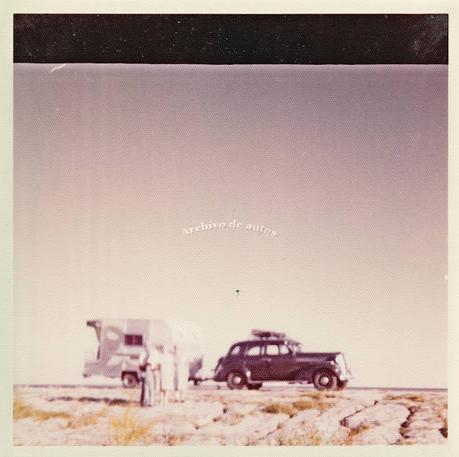 Chevrolet Master Deluxe de 1938 con una casa rodante con balcón trasero