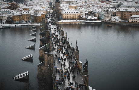 Praga en Navidad: Entre la Nostalgia Retro y los Toques Futuristas 3