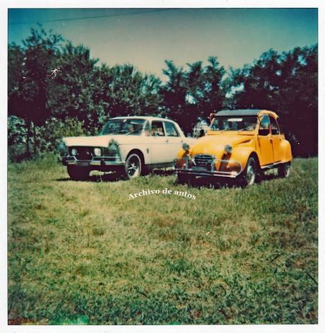 Peugeot 404 y Citroën 3CV fotografiados en el año 1980