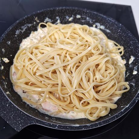 Tallarines con queso crema y salmón Tallarines con queso crema y salmón