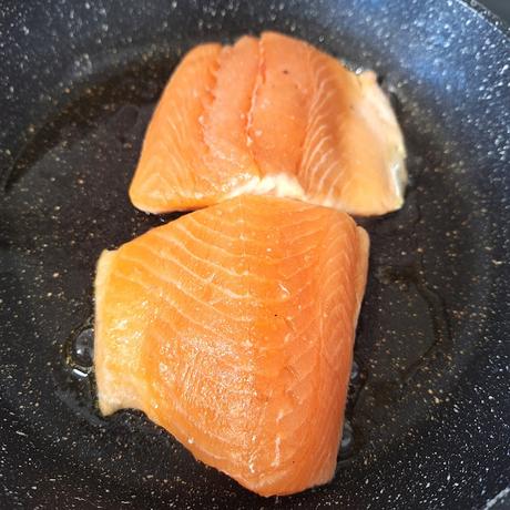 Tallarines con queso crema y salmón Tallarines con queso crema y salmón