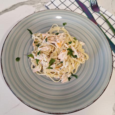 Tallarines con queso crema y salmón Tallarines con queso crema y salmón