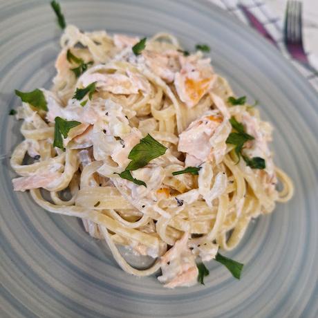 Tallarines con queso crema y salmón Tallarines con queso crema y salmón
