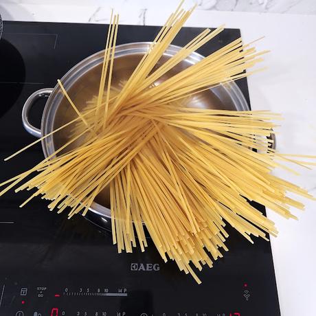 Tallarines con queso crema y salmón Tallarines con queso crema y salmón