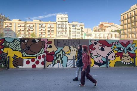 Un nuevo mural transforma el paisaje urbano en el corazón del barrio de Gràcia