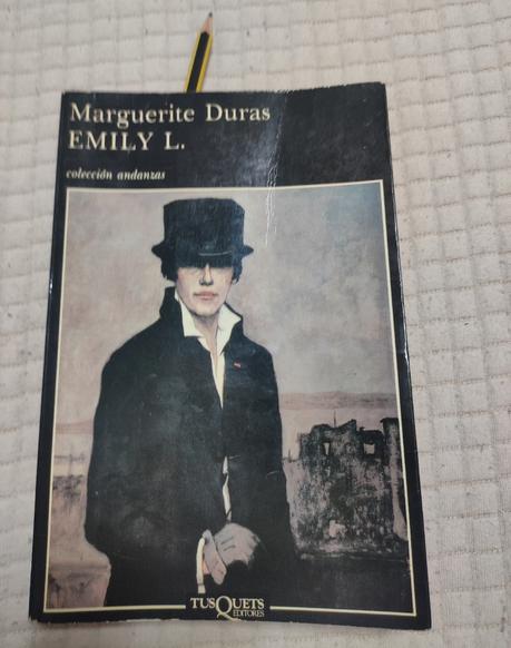 LA POESÍA HACE Y ÉL SE LAS COMPONE