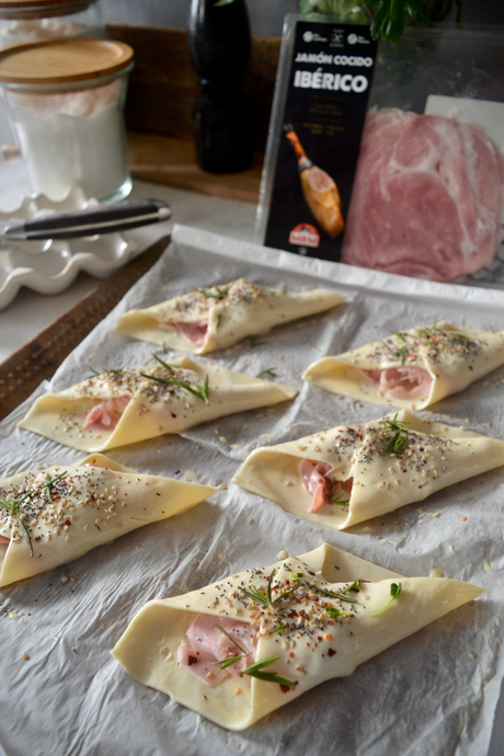 canapes-de-hojaldre-con-jamon-cocido-iberico-y-queso-camembert