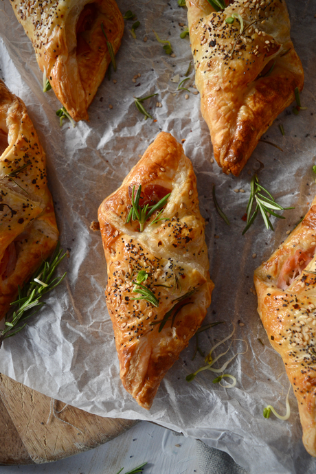 canapes-de-hojaldre-con-jamon-cocido-iberico-y-queso-camembert