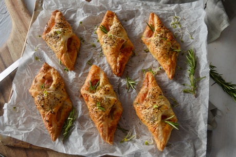 canapes-de-hojaldre-con-jamon-cocido-iberico-y-queso-camembert
