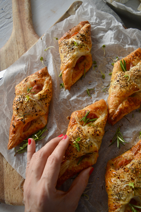canapes-de-hojaldre-con-jamon-cocido-iberico-y-queso-camembert