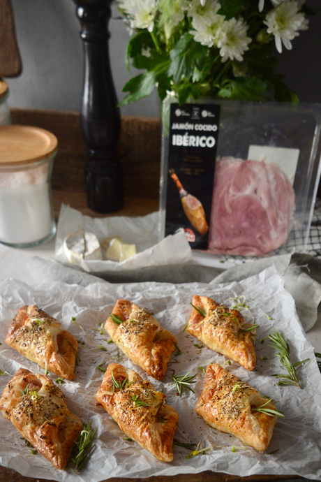 canapes-de-hojaldre-con-jamon-cocido-iberico-y-queso-camembert
