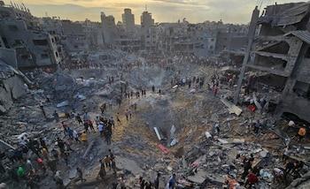 Palestinos buscan víctimas en medio de profundos cráteres llenos de hormigón roto y metal retorcido, después de los ataques aéreos israelíes contra el campo de refugiados de Jabalia, en el norte de la Franja de Gaza, el 31 de octubre de 2023 (REUTERS/Anas al-Shareef Ganador del Premio Pulitzer de fotografía de noticias de última hora)